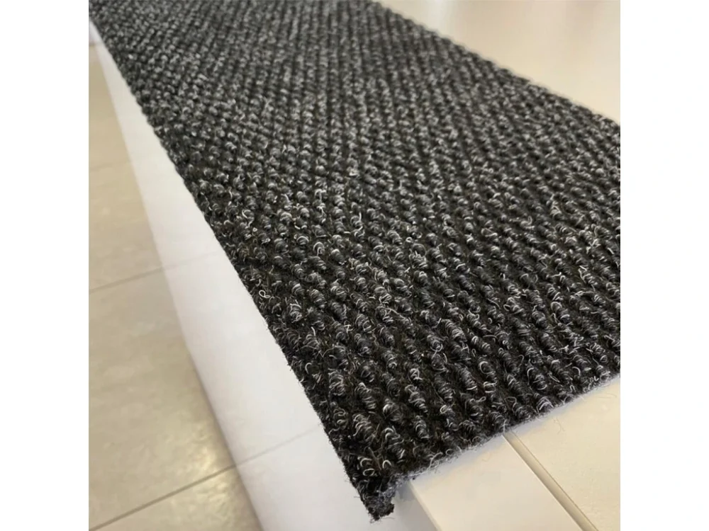 Kup Teď Černý kobercový samolepicí protiskluzový nášlap na schody FLOMA Perla - 80 x 24 x 1,5 cm